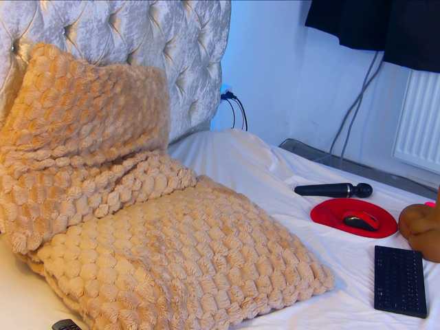 Izabelle02 live cam on BongaCams