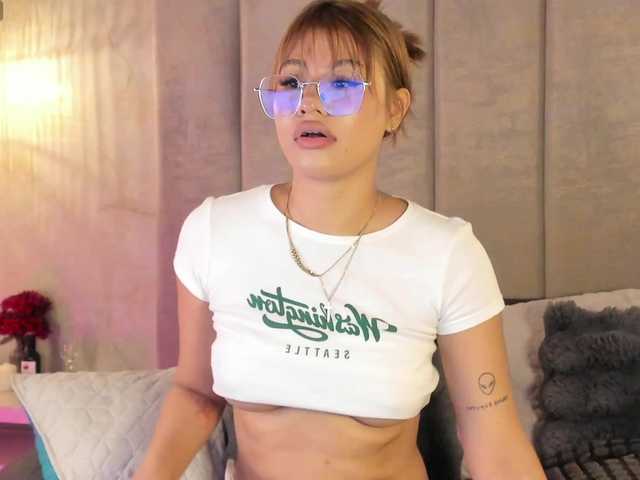 leaahcash live cam on BongaCams