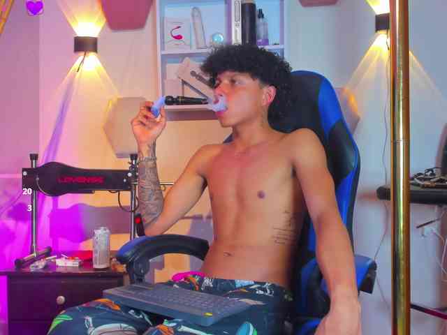 TaylorBlack Live Webcam on BongaCams
