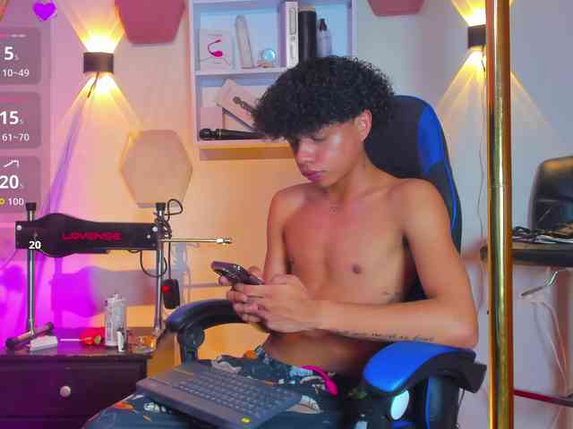 TaylorBlack Live Webcam on BongaCams