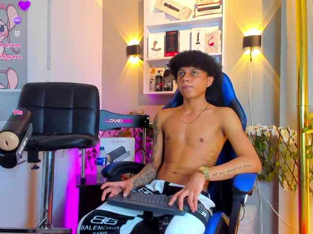 TaylorBlack Live Webcam on BongaCams