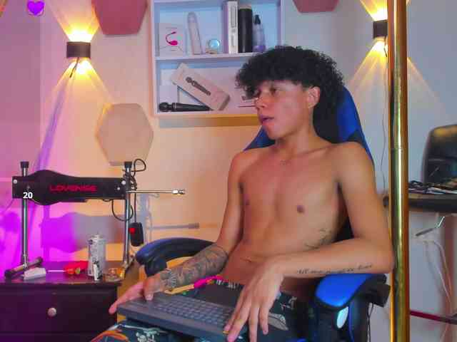TaylorBlack Live Webcam on BongaCams
