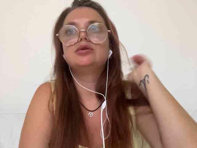 BellaGreymodel webcam