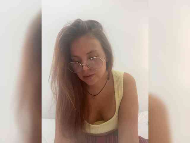 BellaGreymodel webcam