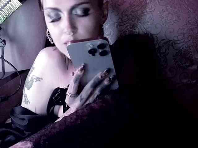 MARLA_SINGER webcam