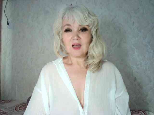 Yanellyay's cam show statistics and live stream
