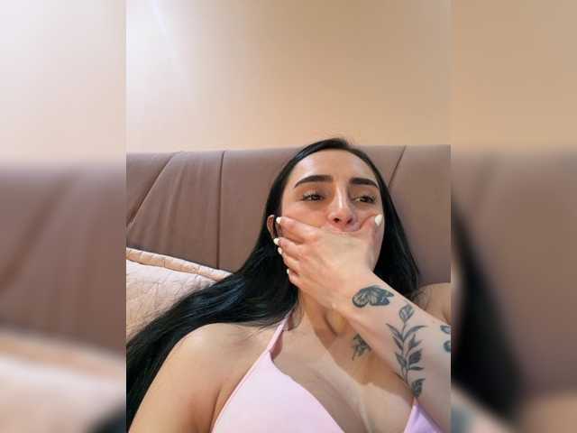 le modèle AprilRosse est en webcam porno dans un show sur le site bongacams, il possède les tags suivants: Latino/Hispanic,Brunette,Trimmed