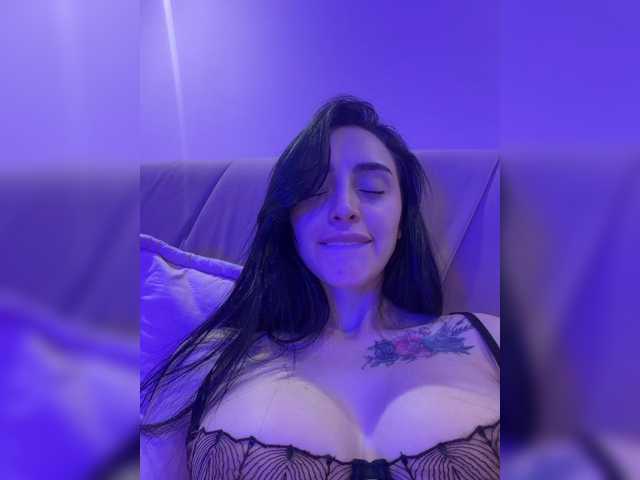 AprilRosse live cam preview