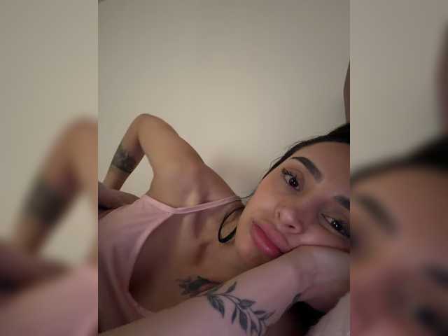 AprilRosse live cam preview