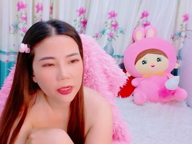 Queendy — live female cam