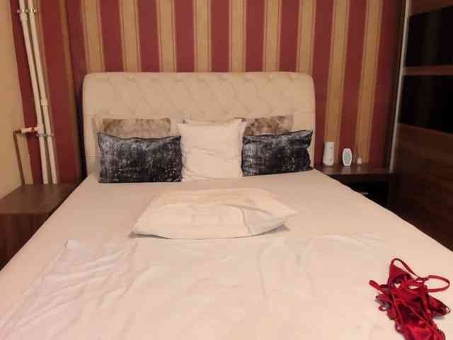 MadameCrowford webcam