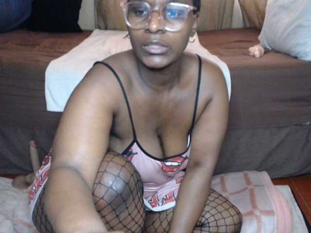 Prettybkack25 live cam on BongaCams