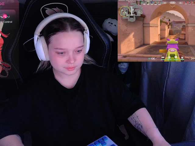 AlinaAdams, en directo ahora en BongaCams
