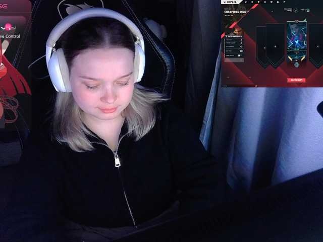 AlinaAdams, en directo ahora en BongaCams