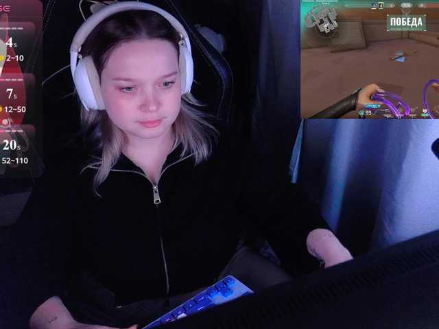 AlinaAdams, en directo ahora en BongaCams