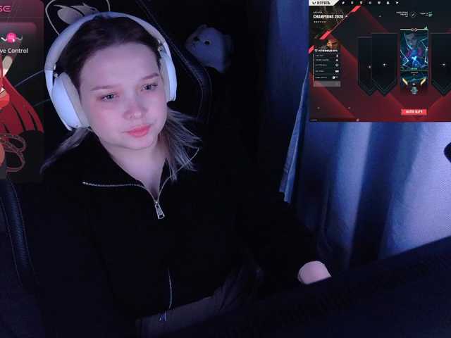 AlinaAdams, en directo ahora en BongaCams