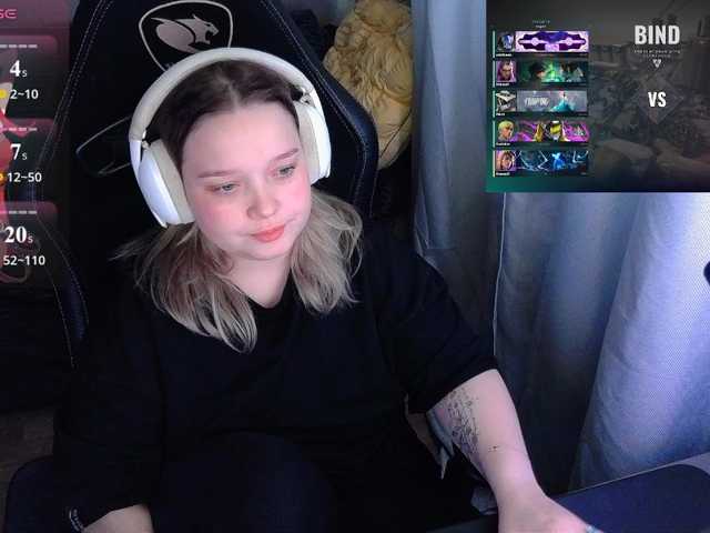 AlinaAdams, en directo ahora en BongaCams