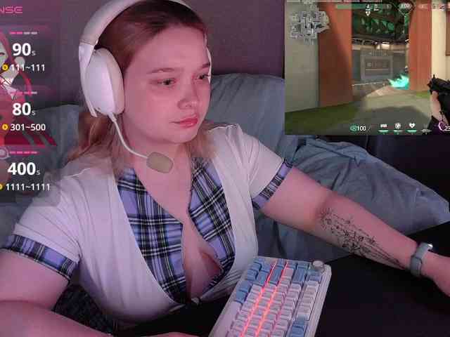 Model: AlinaAdams