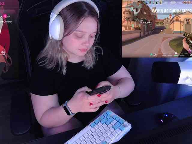 alinaadams's live room