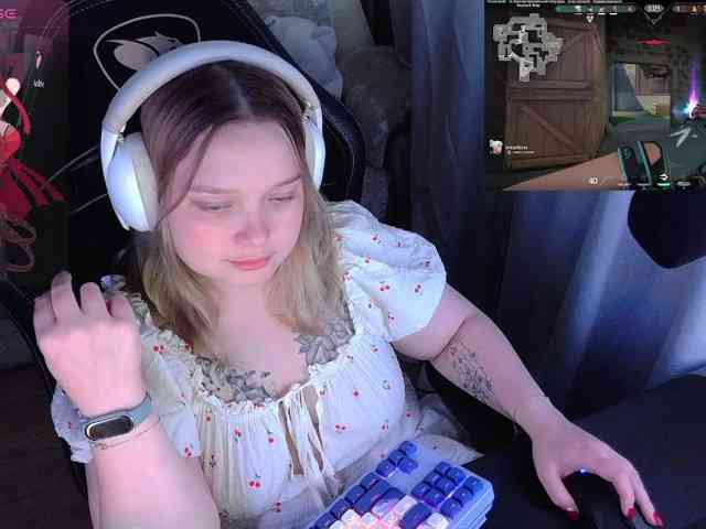 alinaadams's live room