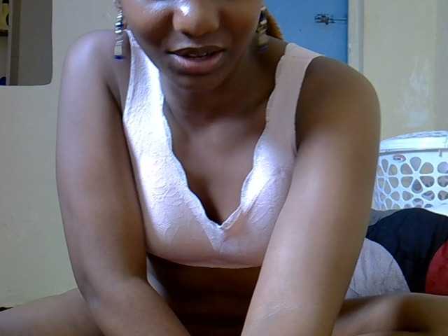 Prettybii live cam on BongaCams