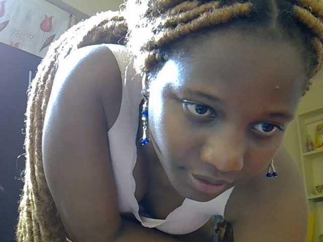Prettybii live cam on BongaCams