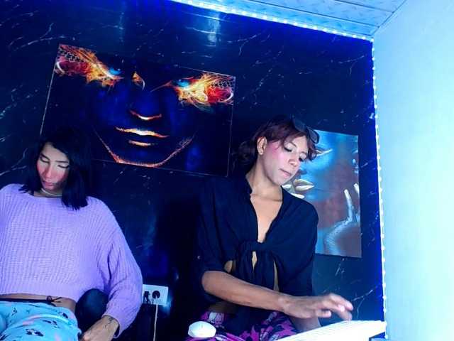 LuxuryQueens1 live webcam show