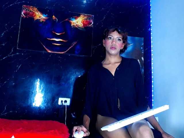 LuxuryQueens1 live webcam show