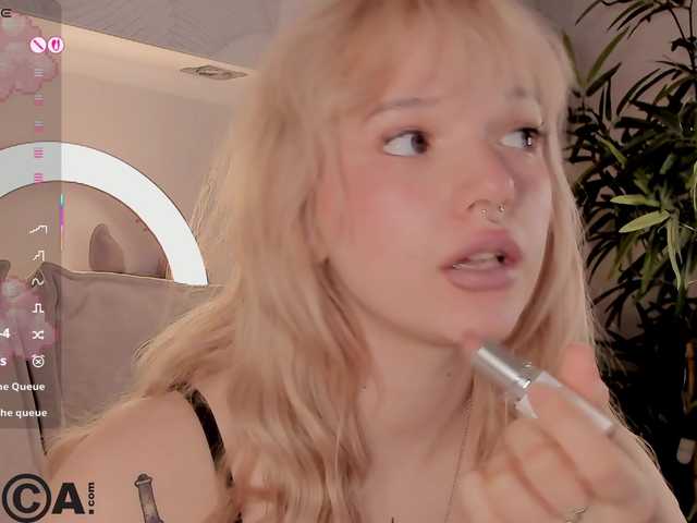 le modèle Molly-Platt est en webcam porno dans un show sur le site bongacams, il possède les tags suivants: White/Caucasian,Blonde,Shaved