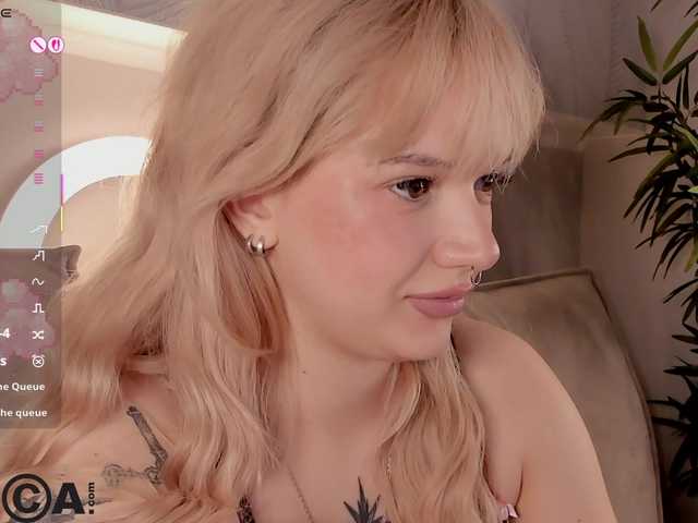 le modèle Molly-Platt est en webcam porno dans un show sur le site bongacams, il possède les tags suivants: White/Caucasian,Blonde,Shaved