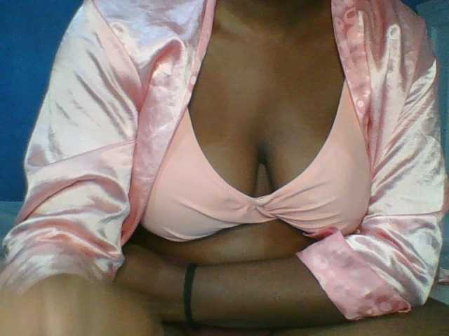Thearo live cam on BongaCams