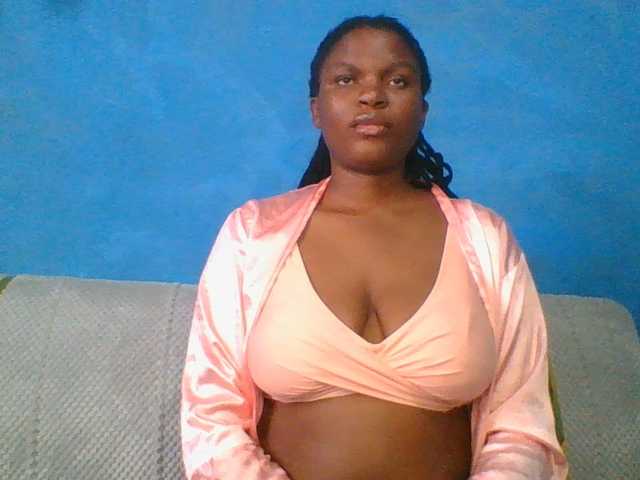 Thearo live cam on BongaCams