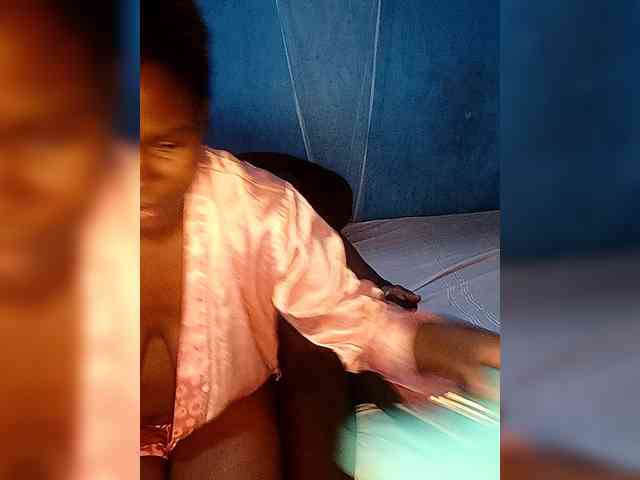 Shadia45 webcam