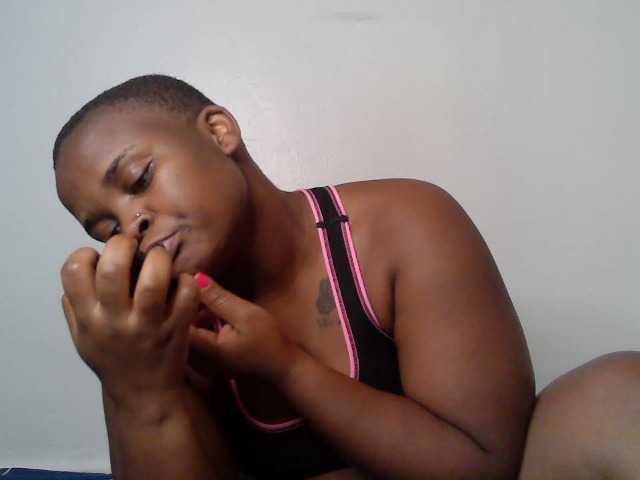Queen-venny live cam on BongaCams