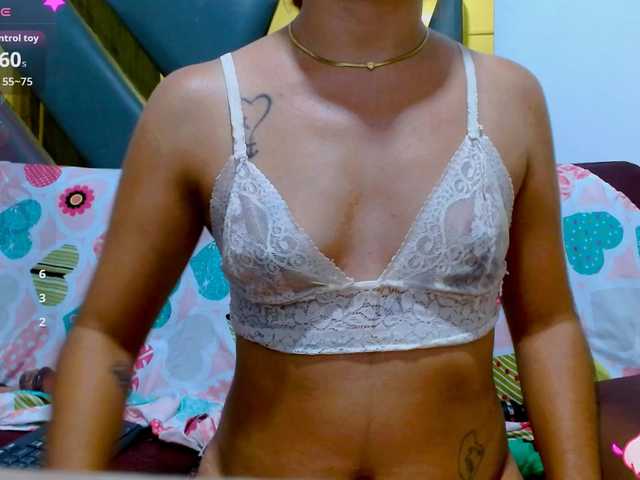 carolinasquirt18 live cam on BongaCams