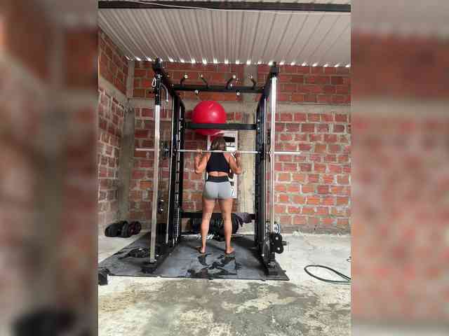 โมเดลนี้กำลังถ่ายทอดสดอยู่. Alannafit