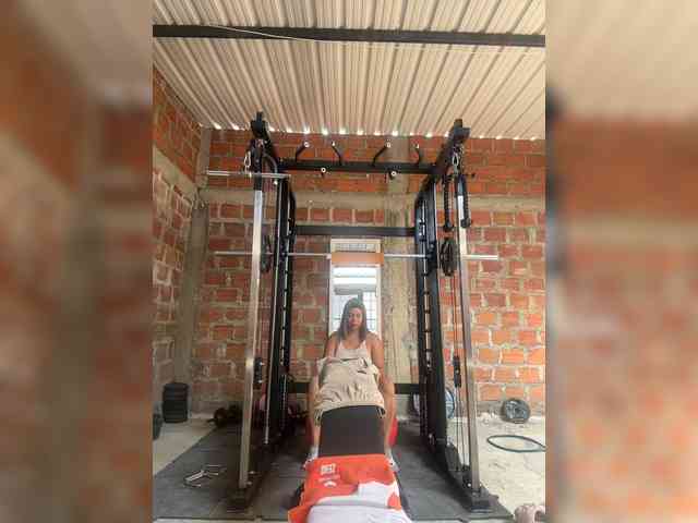 Alannafit's cam show statistics and live stream