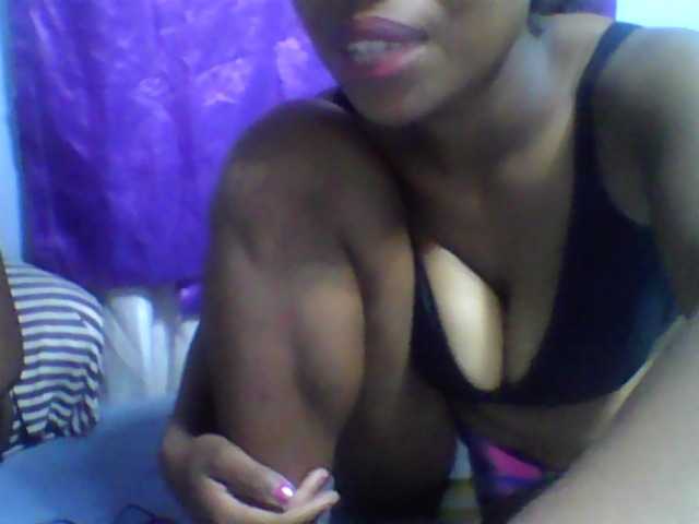 Reine2delice live cam on BongaCams