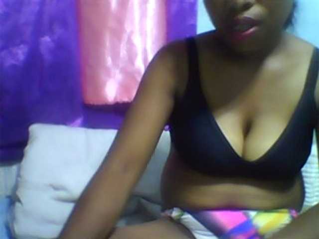 Reine2delice live cam on BongaCams