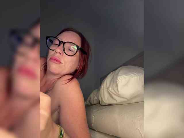 ScarlettRedRose webcam