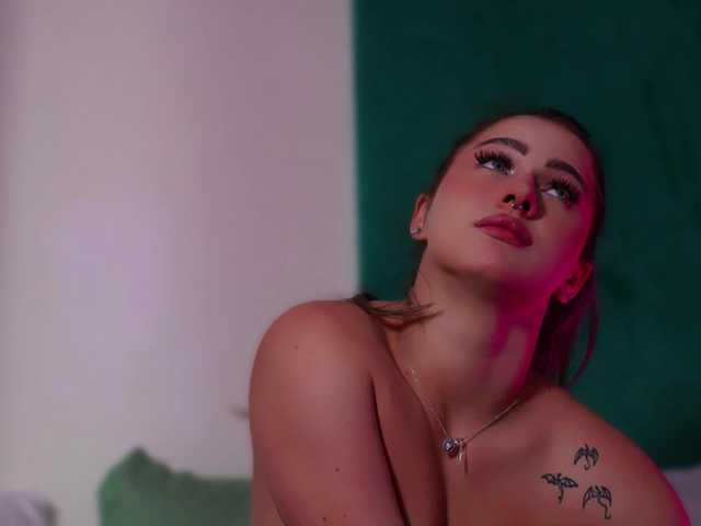 LucyLexton live cam on BongaCams