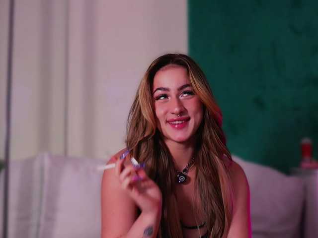 LucyLexton live cam on BongaCams