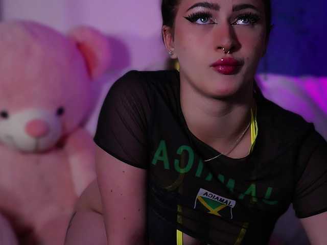 LucyLexton live cam on BongaCams