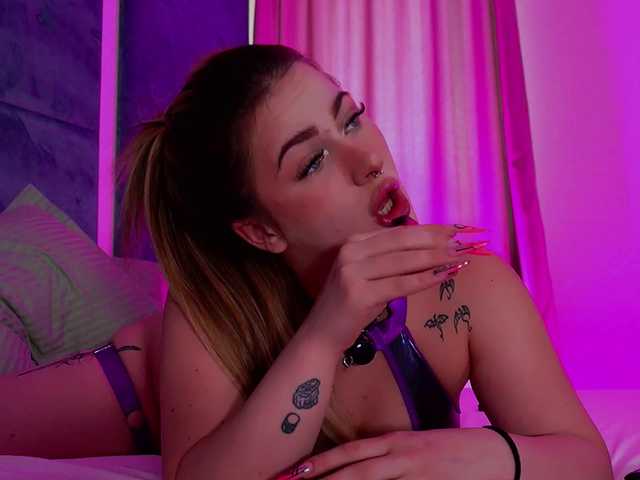 LucyLexton live cam on BongaCams