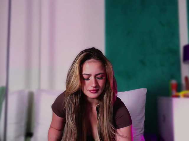 LucyLexton live cam on BongaCams