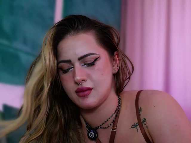 LucyLexton live cam on BongaCams