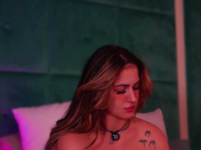 LucyLexton live cam on BongaCams