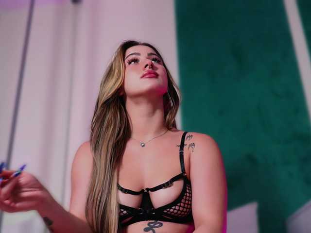 LucyLexton live cam on BongaCams
