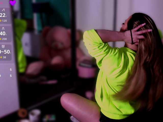 LucyLexton live cam on BongaCams