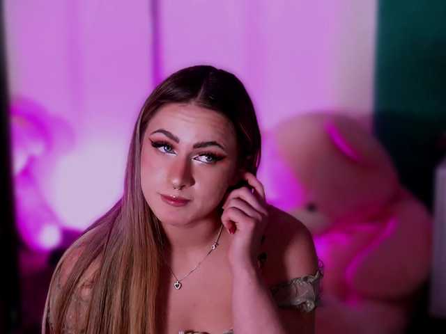 LucyLexton live cam on BongaCams